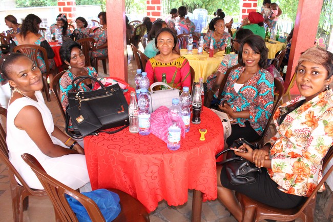 Vue partielle de quelques participantes à la journée des Femmes au site DEO à Migadi