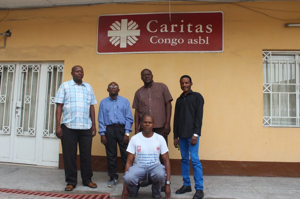 Le stagiaire avec handicap Michel Olenga (2ème personne debout à votre gauche) parmi des agents de Caritas Congo Asbl.