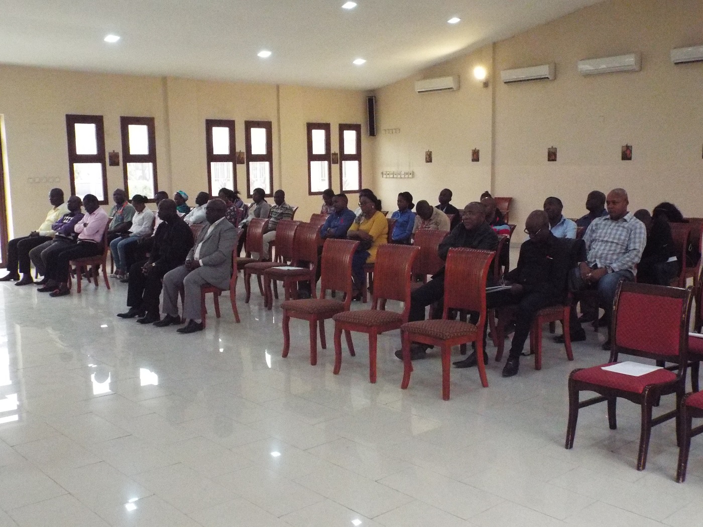 Des agents de la Caritas Congo Asbl lors de la prière hebdomadaire de mercredi.