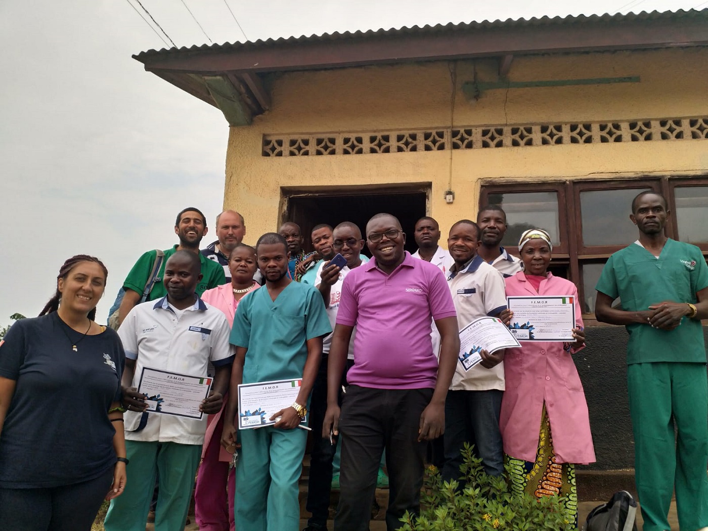 A gauche la Coordinatrice de FEMOR Congo, Barbara Muscagli, et des participants qui ont suivi la formation à Mbanza Ngungu