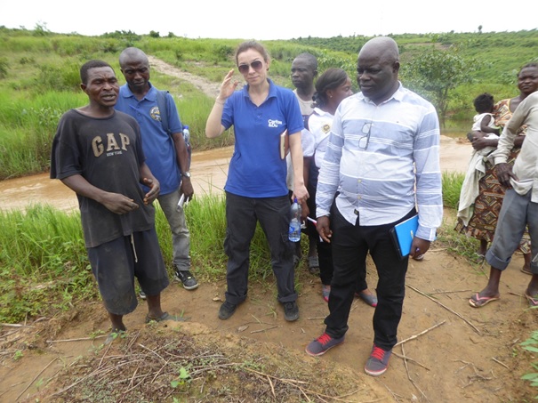 Le Coordinateur Corneille NDALIANGA accompagne Andrea de la Caritas Linz, la Chargée de projets, pour la RDC lors d’une visite de terrain au quartier Tchad à Kinshasa