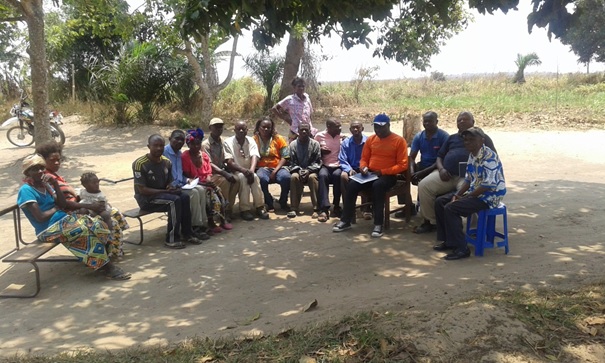 Le Coordinateur Corneille NDALIANGA (en képi) redynamise une association paysanne au Plateau des  Bateke, dans la lointaine banlieue de Kinshasa   