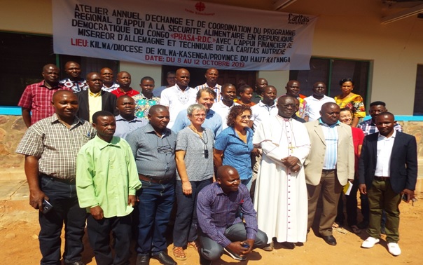 Les participants en photo de famille entourant l’Evêque de Kilwa-Kasenga