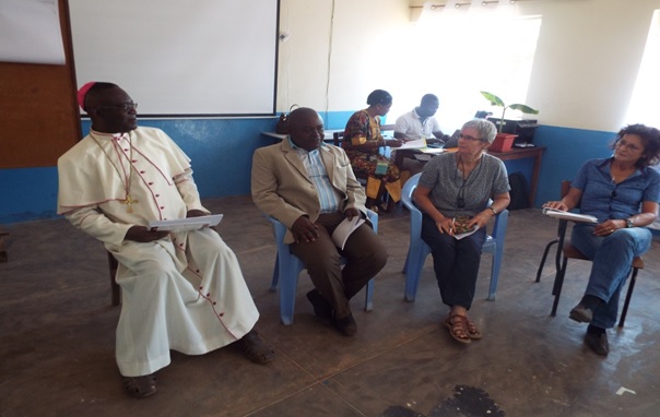 A gauche de Mgr Fulgence Muteba le chef de secteur Moero M. Kazembe qui a pris part à l’ouverture de l’atelier