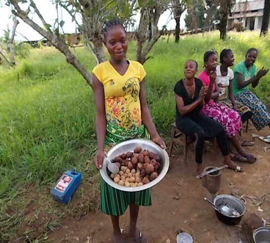 Jeunes filles initiées à l’art culinaire par le PSA Luozi en vue entre autres de promouvoir une consommation de repas de qualité