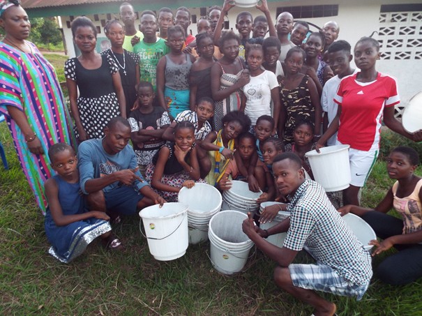 Des orphelins du Foyer Karibu à Kikwit qui ont reçu des non-vivres que leur a offerts la Caritas Congo Asbl par le truchement du Fonds de solidarité