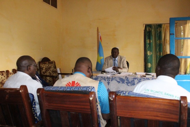 Le Maire adjoint de Zongo, Mr Placide Kumugo, recevant la Caritas Congo Asbl