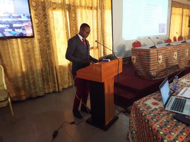 Mr Vincent Pili-pili du service des urgences de la Caritas Congo Asbl, présentant le rapport d’activité du projet exécuté par celle-ci et financé par l’Unesco dans le domaine du suivi scolaire en période de la Covid-19 à Kin.