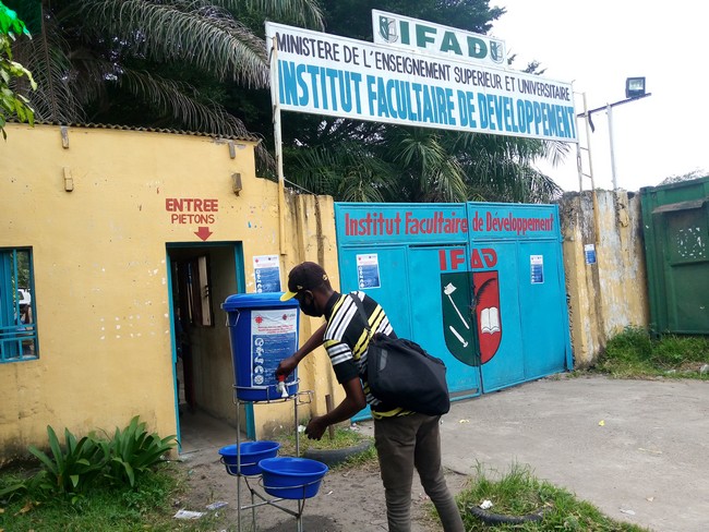 L'un des points de lavage d'eau à l'entrée de l'IFAD