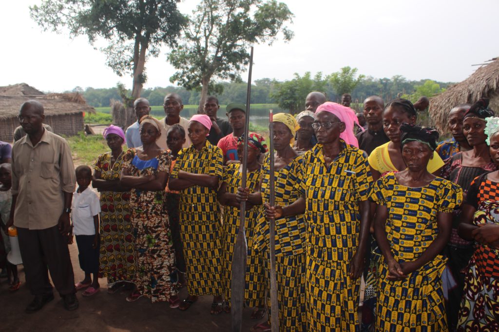 Femmes-avec-pagaie-Lolo-90f