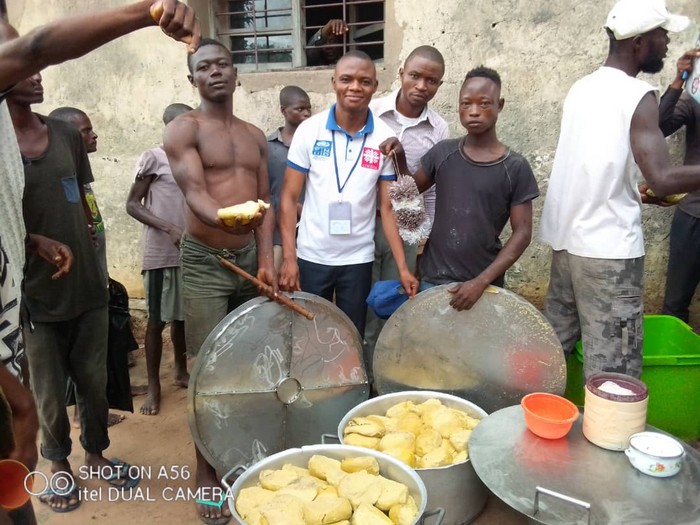 Kananga-repas-aux-prisonniers-ae7