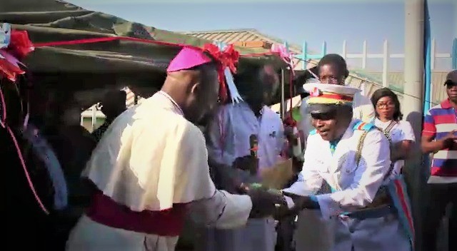Mgr Fulgence Muteba recevant les clés du CSR St Paul