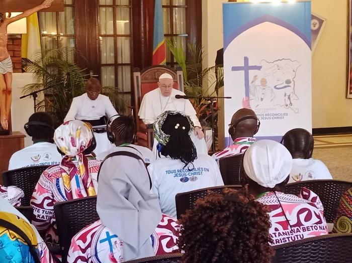 Pape_Franois_avec_les_victimes_2-3ef