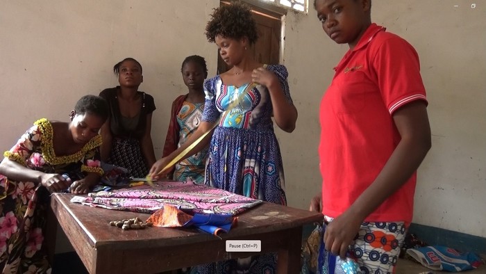 Mme Zaïna avec certaines de ses apprenantes