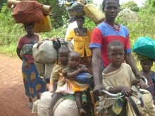 Famille fuyant les atrocités des rebelles ougandais de la LRA au Diocèse de Dungu Doruma