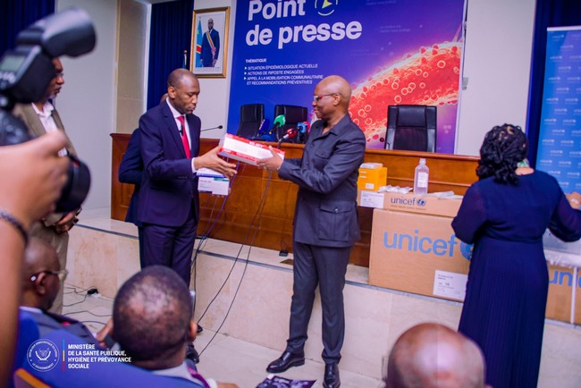 Roger_Kamba_recoit_intrants_contre_cholera_de_Unicef-25e