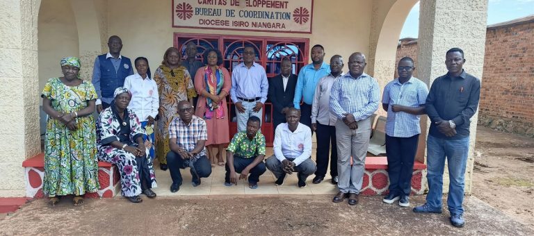 Abbé Makimba avec Personnel Caritas Isiro_famille