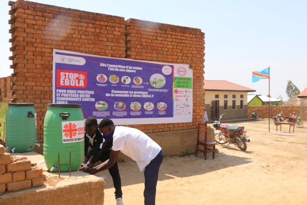 Ebola_dispositif de lavage des mains mis par Caritas Mahagi-Nioka