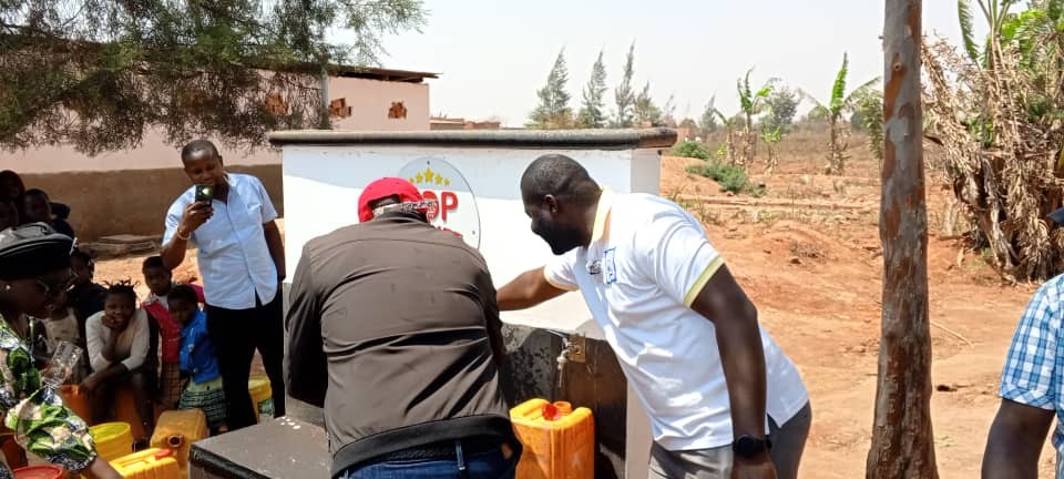 Caritas Lubumbashi_Joie de permettre à la population d'accéder à l'eau potable