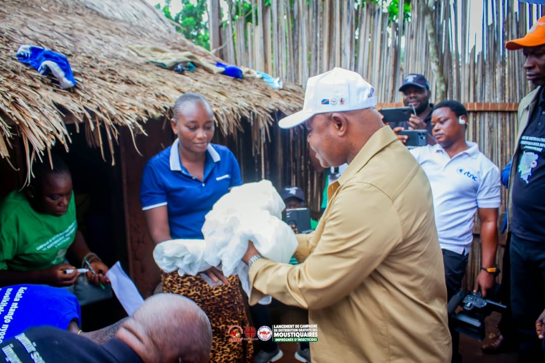 Molegbe Gouverneur remet moustiquaire